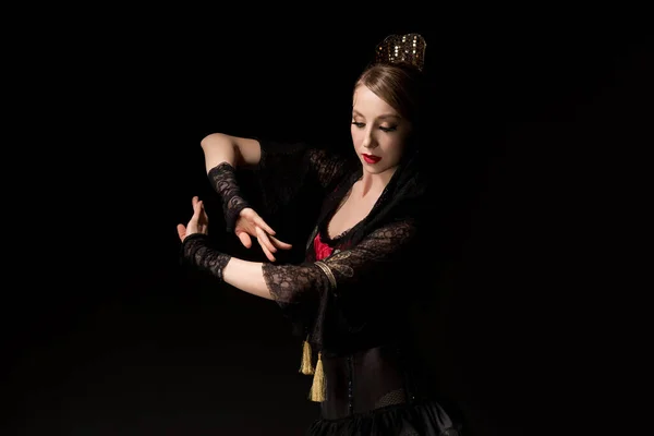 Attraente ballerina in abito gesticolare mentre danza flamenco isolato su nero — Foto stock