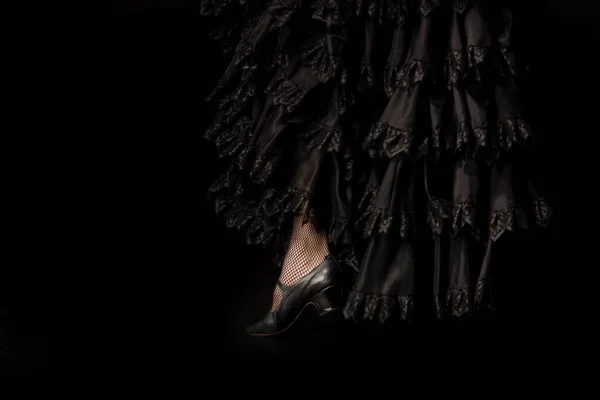 Vista recortada de mujer en zapato de tacón alto bailando flamenco aislado sobre negro - foto de stock