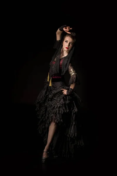 Bella ballerina guardando in alto mentre balla il flamenco isolato sul nero — Foto stock