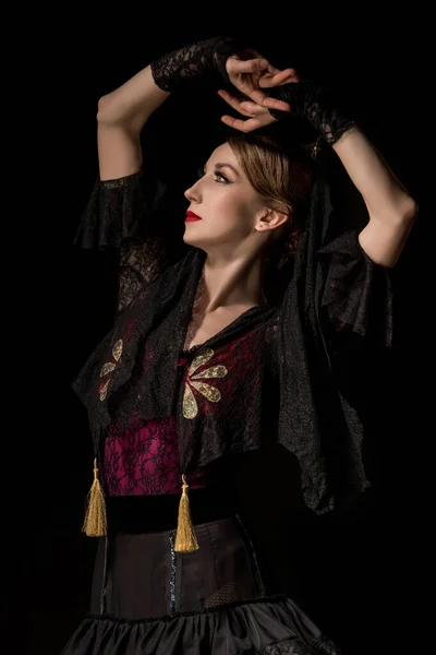 Hermosa bailarina con las manos encima de la cabeza bailando flamenco aislado en negro - foto de stock