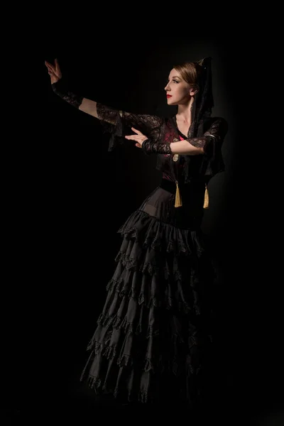 Atractiva chica bailando flamenco aislado en negro - foto de stock