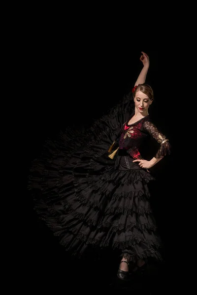 Élégante danseuse de flamenco avec la main sur la hanche dansant isolé sur noir — Photo de stock