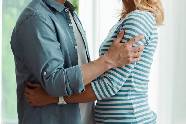 Ausgeschnittener Blick auf Mann, der Ehefrau zu Hause umarmt — Stockfoto