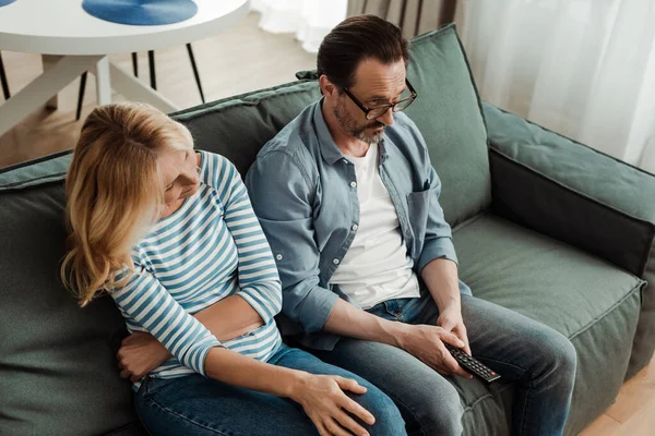 Overhead view of mature couple watching tv on couch — Stock Photo