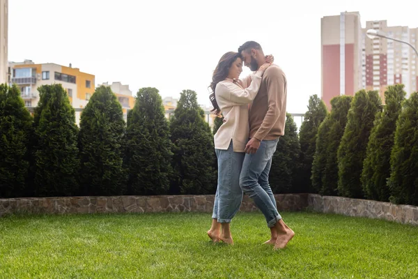 Belle femme et homme barbu debout sur l'herbe verte — Photo de stock