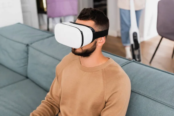 Bearded man in virtual reality headset in living room — Stock Photo