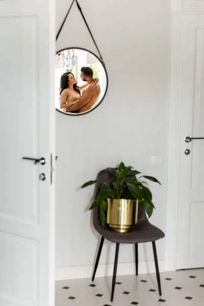 Foco seletivo de espelho com reflexão de abraços de casal em casa — Fotografia de Stock