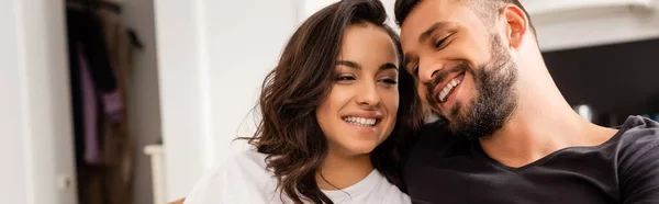 Colheita panorâmica de casal alegre sorrindo em casa — Fotografia de Stock