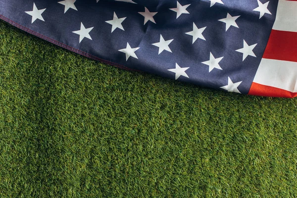 Верхний вид американского флага на зеленой траве снаружи, концепция Дня труда — стоковое фото