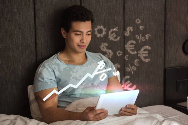 Schöner Mischlingsmann mit digitalem Tablet in der Nähe von Dollar- und Eurozeichen — Stockfoto