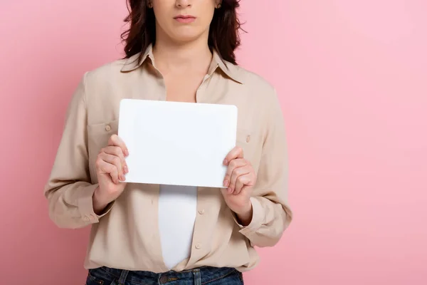 Ausgeschnittene Ansicht einer Frau mit leerer Karte auf rosa Hintergrund, Konzept des positiven Körpers — Stockfoto