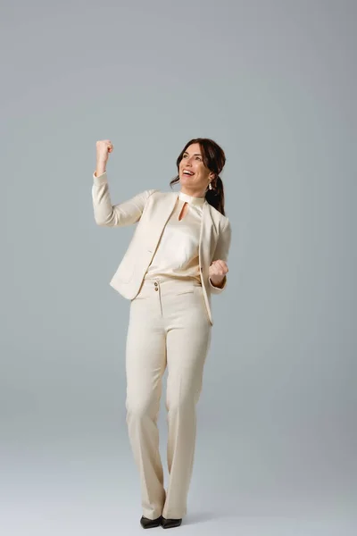 Femme d'affaires heureuse montrant geste ouais sur fond gris — Photo de stock