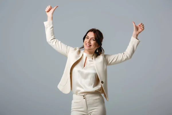 Позитивна бізнес-леді показує великі пальці вгору ізольовані на сірому, концепція позитивного тіла — стокове фото