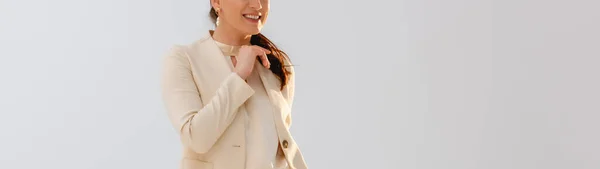 Панорамна орієнтація позитивної бізнес-леді посміхається ізольовано на сірому — стокове фото