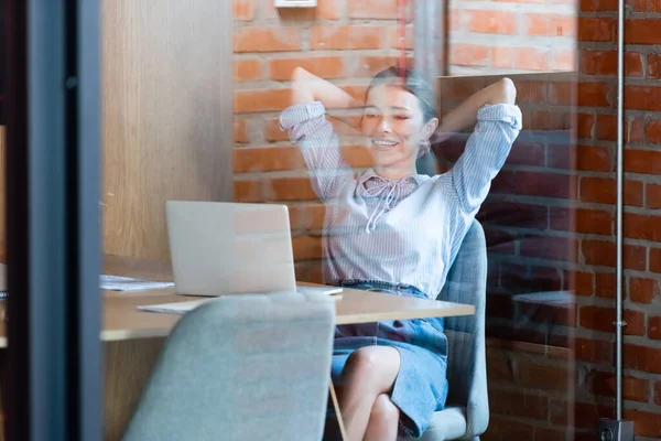 Enfoque selectivo de la mujer de negocios feliz mirando el ordenador portátil - foto de stock