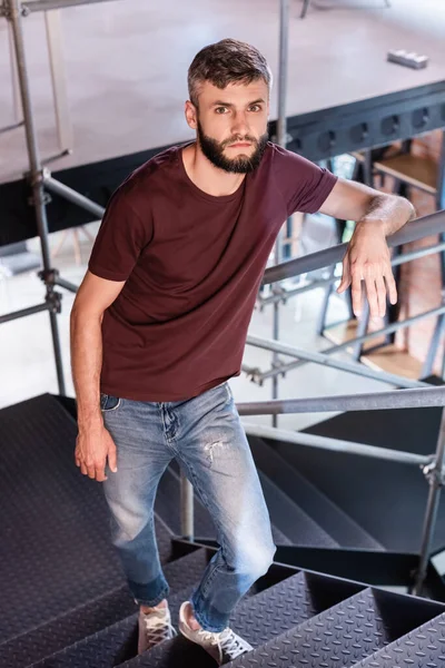 Homme d'affaires debout sur les escaliers dans un bureau moderne — Photo de stock