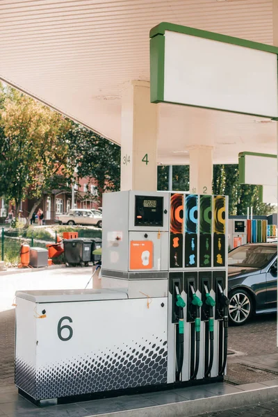 Estación de servicio de coches con boquillas de repostaje en la calle urbana - foto de stock