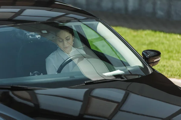 Красива бізнес-леді, сидячи на водійському сидінні в машині — стокове фото