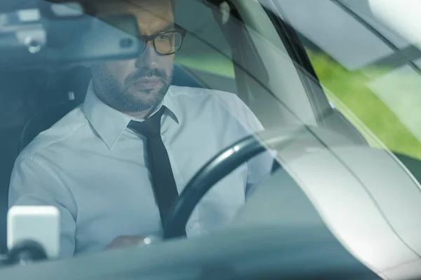 Вибірковий фокус бізнесмена в формальному носінні водіння автомобіля — стокове фото