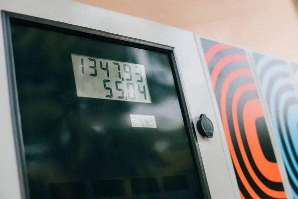 Selective focus of numbers on digital display of gas station on urban street — Stock Photo