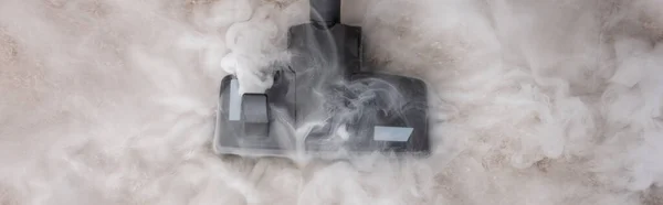 Colpo panoramico di aspirapolvere con vapore caldo su moquette — Foto stock