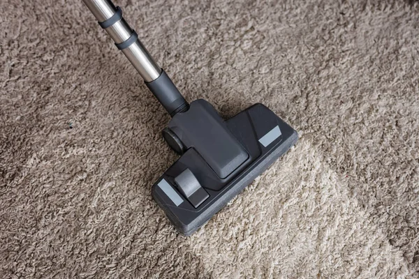 Vue du dessus de la brosse de l'aspirateur sur tapis sale à la maison — Photo de stock