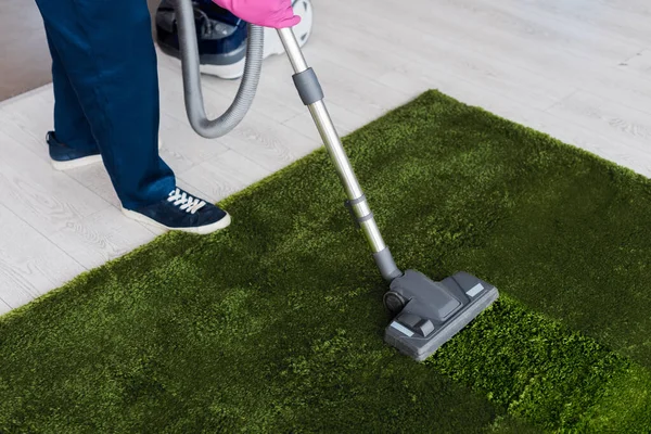 Vue recadrée du travailleur du service de nettoyage de tapis à l'aide d'aspirateur à la maison — Photo de stock