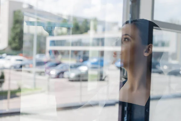 Focus selettivo del detergente utilizzando la maniglia del tergipavimento durante la pulizia della finestra in ufficio — Foto stock