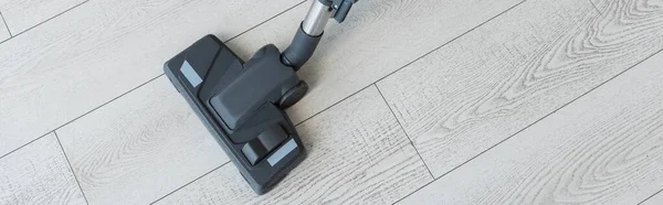 Panorâmica tiro de escova de aspirador de pó no chão — Fotografia de Stock