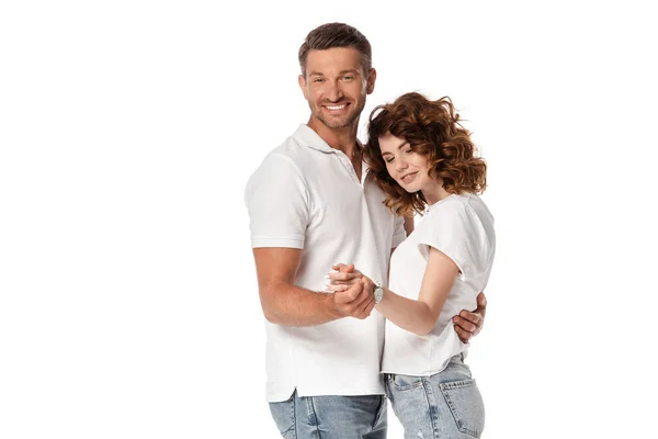 Feliz pareja sonriendo mientras toma de las manos aisladas en blanco - foto de stock