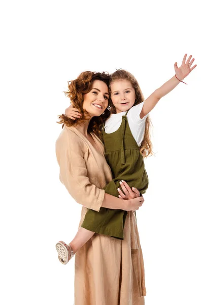 Весела мати тримає в руках щасливу дочку ізольовано на білому — стокове фото