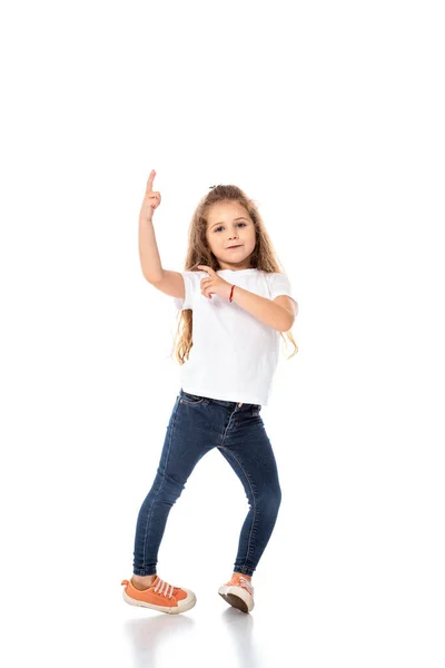 Niedliches Kind in weißem T-Shirt und Jeans, das mit den Fingern auf weiß zeigt — Stockfoto