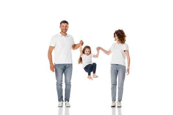 Pais felizes de mãos dadas de filha bonito pulando no branco — Fotografia de Stock