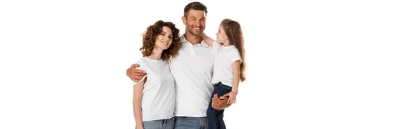 Горизонтальне зображення щасливого батька, який тримає в руках милу дочку і обіймає кучеряву дружину ізольовано на білому — стокове фото