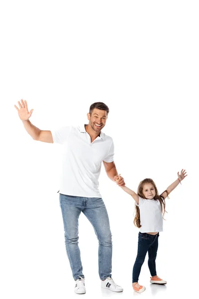 Веселые отец и дочь держась за руки на белом — стоковое фото
