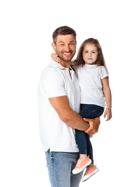 Pai alegre segurando nos braços bonito filha isolada no branco — Fotografia de Stock