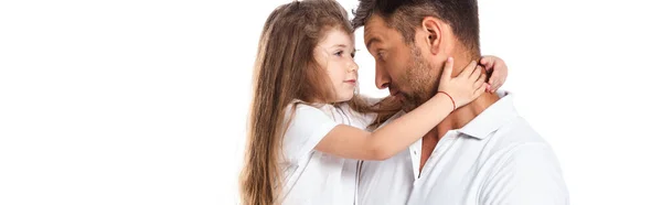 Intestazione del sito web di cute bambino abbracciare padre isolato su bianco — Foto stock