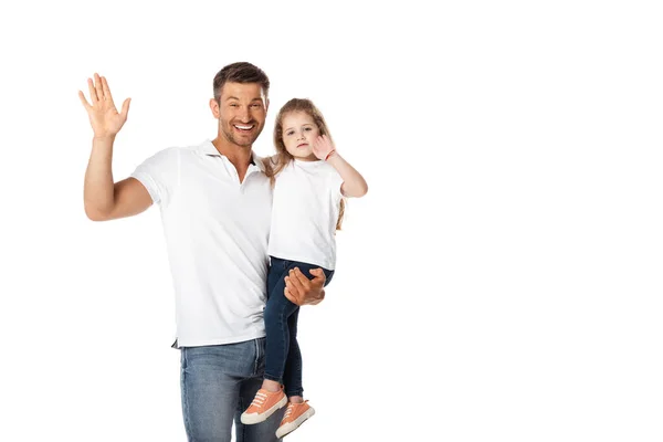 Pai alegre segurando nos braços bonito filha e acenando mão isolada no branco — Fotografia de Stock