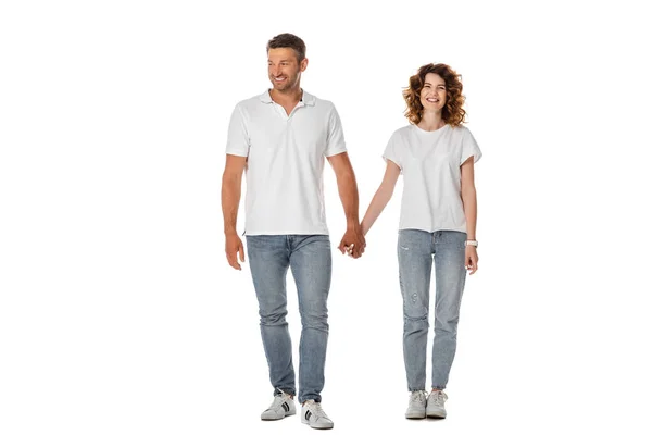 Feliz esposa y alegre marido cogido de la mano aislado en blanco - foto de stock