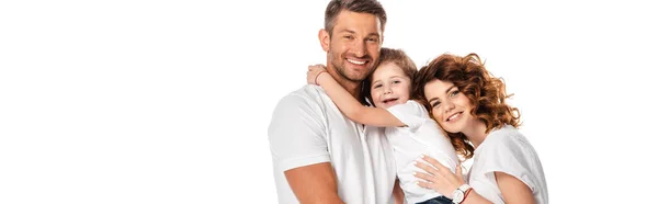 Cultivo panorámico de mujer alegre y niño abrazando hombre aislado en blanco - foto de stock