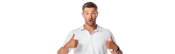 Imagem horizontal de homem surpreso mostrando polegares isolados em branco — Fotografia de Stock