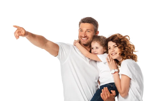 Glücklicher Vater zeigt mit dem Finger in die Nähe fröhlicher Frau und Kind isoliert auf weiß — Stockfoto
