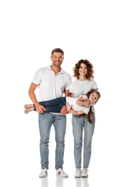 Щаслива мати і батько тримаються в руках милий дитина на білому — стокове фото