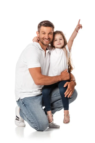 Feliz hija sentado en el padre y señalando con el dedo en blanco - foto de stock