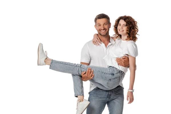 Alegre hombre celebración en brazos rizado esposa aislado en blanco - foto de stock