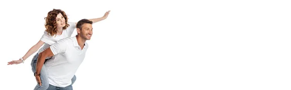 En-tête de site Web de l'homme joyeux piggybackking femme bouclée avec les mains tendues isolé sur blanc — Photo de stock