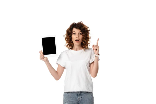 Emotionale Frau hält digitales Tablet mit leerem Bildschirm, während sie Idee isoliert auf weiß hat — Stockfoto