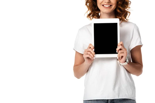 Обрезанный вид счастливой женщины, держащей цифровой планшет с чистым экраном изолированы на белом — стоковое фото