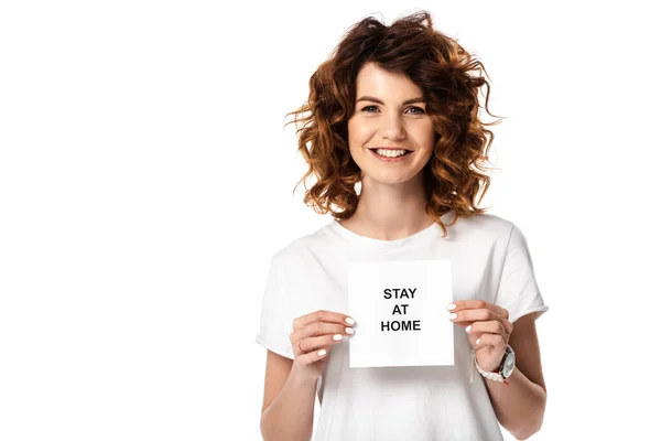 Fröhliche Frau hält Karte mit Bleiberecht-Schriftzug auf weißem Grund — Stockfoto