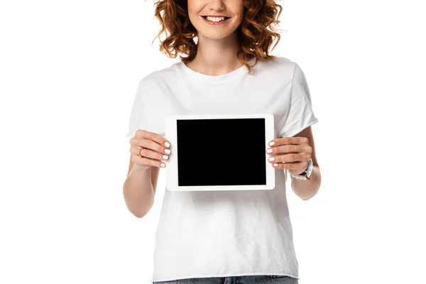 Abgeschnittene Ansicht einer fröhlichen Frau, die ein digitales Tablet mit leerem Bildschirm hält, isoliert auf weiß — Stockfoto